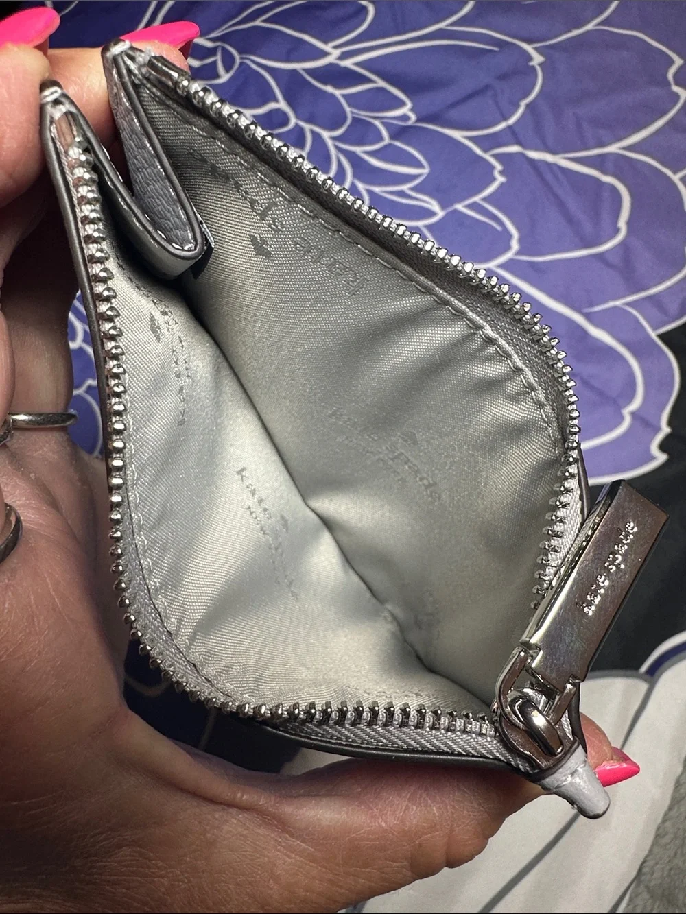 NWT kate ♠️ spade Pebbled Leather Card Holder in Light Gray with Spade Logo